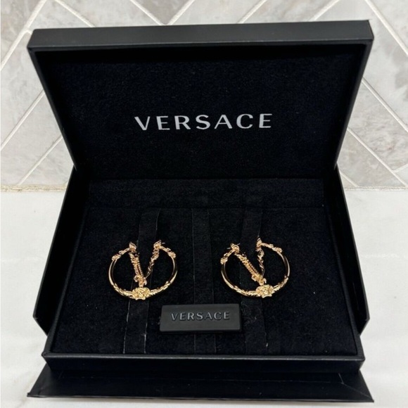 Versace Virtus Collection Gold Hoop Earrings! Medusa V Logo NEW IN BOX! - Picture 3 of 8